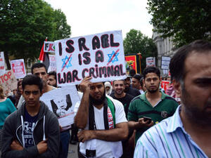 Pro-Palestinian protesters demonstrate outside the Israeli embassy in London in 2014. (AFP/File)