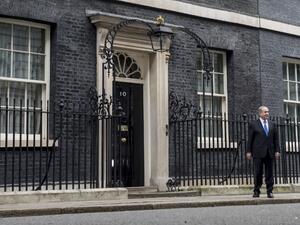 Israeli Prime Minister Benjamin Netanyahu poses alone for the media after arriving at 10 Downing Street for a meeting in central London on February 6, 2017 with British Prime Minister Theresa May. (AFP/Chris J. Ratcliffe)