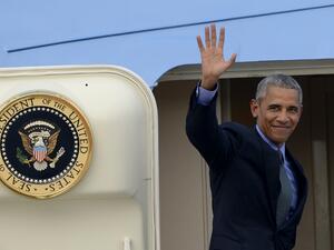 US President Barack Obama waves as he boards Air Force One following the closing ceremony of the Association of Southeast Asian Nations (ASEAN), at the Wattay International Airport in Vientiane on September 8, 2016. (AFP/Noel Celis)