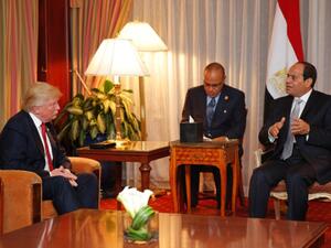 Republican presidential candidate Donald Trump looks meets with Egyptian President Abdel Fattah el-Sisi at the Plaza Hotel on September 19, 2016 in New York. (AFP Photo/Dominick Reuter)