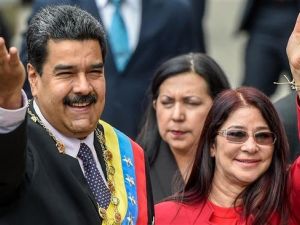 Venezuelan President Nicolas Maduro (L) and his wife, Cilia Flores, wave to supporters. (AFP/Photo)
