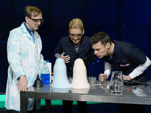 Kelly and Ryan are Guinness World Record holders after an on-air "elephant's toothpaste" science experiment. (Twitter)