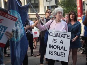 Demonstrators protest President Donald Trump's decision to exit the Paris climate change accord on June 2, 2017 in Chicago, Illinois. (AFP/Scott Olson)