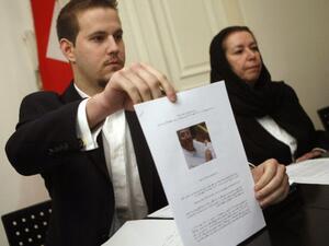 Daniel Levinson (L) shows a picture of his missing father, ex-FBI agent Robert Levinson, during a press conference at the Swiss embassy in Tehran, Iran, on December 22, 2007 (AFP/Behrouz Mehri)