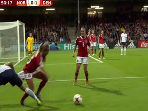 لاعبات كرة قدم