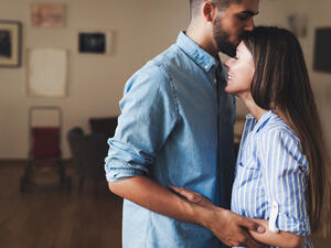 يجب على الرجل أن يكون في الأصل هيّناً ليّناً مع زوجتهِ

