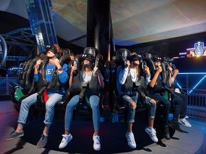 استمتعوا بتجربة مشوقة ومسلية مفعمة بالمغامرات المسلية مع ألعاب الواقع الافتراضي الفردية والجماعية في فيرتشوال رياليتي بارك