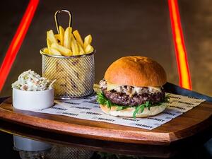 سيتمكّن العاملون في قطاع السياحة والضيافة من الاستمتاع بأجمل الأوقات كل يوم أحد من الساعة 7 مساءً فصاعداً،