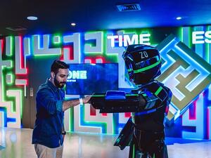 تقدم علامة تك زون مفهوماً جديداً للتسلية والترفيه العائلي باستخدام التكنولوجيا الرقمية الحديثة في بيئة وأجواء تحاكي المستقبل.