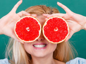 يحصل الجسم على حاجته من فيتامين ج من خلال إدراج الفواكه الغنيّة به 