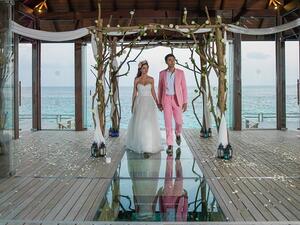 The wedding venue sits serenely in the resort’s overwater fine dining complex, adjacent to the French fine dining venue Fenesse.