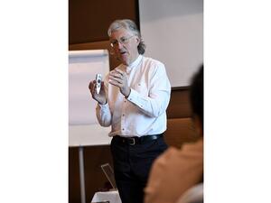 الدكتور ديفيد رايلي، أحد الأطباء والأكاديميين والمحاضرين المعروفين عالمياً