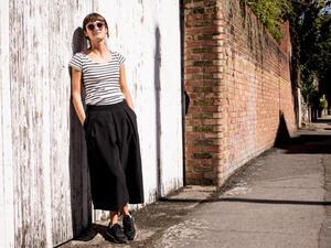 يمكنك أن تكوني متألقة بالبنطلون الواسع بخاصة إن اخترته بتصميم متميز 