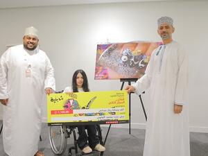تكريم الفنانة مي بنت محمد العلوي بعد فوزها بالمركز الثاني في مسابقة شبابية للفنون