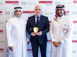 يوسف عبد الله الكبيسي، الرئيس التنفيذي للعمليات و ناصر آل ثاني، الرئيس التنفيذي للمجموعة يتسلم الشهادة الذهبية