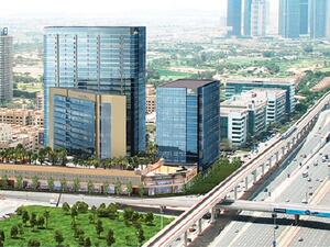 وسيوفر الفندق لزواره 210 غرف ومطعمين وشرفة لتناول الطعام حول منطقة المسبح ومرافق للمؤتمرات والأعمال، إضافة إلى غرف لعلاجات السبا ونادٍ للياقة البدنية.


