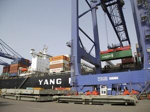 يبدأ مسار خدمة AR1 بإبحار البواخر من ميناء بوسان، مروراً بموانئ شانغهاي، ونينغبو، وشينكو، وسنغافورة، وكلانج، وجدَة، ومن ثم عبر ميناء حاويات العقبة.