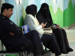 ناخبات في انتظار بدء الاقتراع/أ.ف.ب