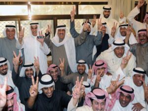 احتفل النائب السابق والقيادي المعارض مسلم البراك بحكم المحكمة في منزله