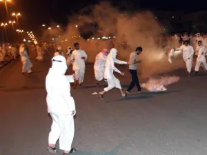 متظاهرون في مسيرة كرامة وطن/2/ يحاولون اخماد القنابل المسيلة للدموع/أ.ف.ب