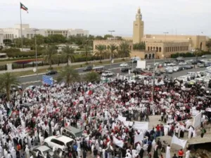 حذرت المعارضة في بيان وقعته معظم القوى السياسية من خطر انزلاق الكويت نحو الحكم الفردي