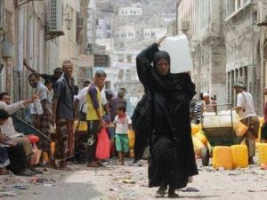 التحالف العربي يلقي مساعدات على منطقة تعز المحاصرة
