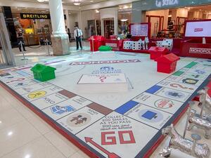 نسخة ابتسم من لعبة مونوبولي العملاقة هي نسخة خاصة من اللعبة العالمية تضمّ معالم جديدة مستلهمة من دبي كأسعد مدينة في العالم.