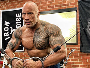 The video has gotten more than 2 million "likes"  (Source: Therock / Instagram )