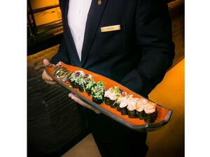 أشهى أطباق السوشي الفاخرة في نادي بودا-بار بيتش.