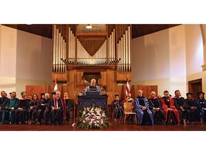 بعد دخول الموكب الرسمي المؤلف من الرئيس وعمداء الكليات وأعضاء هيئة التدريس وأعضاء مجلس الأمناء، إستهل الإحتفال بالنشيد الوطني اللبناني، ليتكلم بعد ذلك رئيس الجامعة الدكتور فضلو خوري