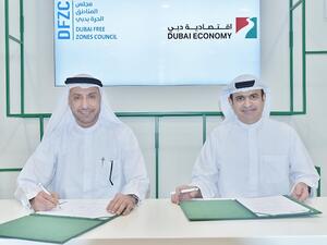 وقع المذكرة سامي القمزي، مدير عام دائرة التنمية الاقتصادية بدبي؛ والدكتور محمد الزرعوني، أمين عام مجلس المناطق الحرة في إمارة دبي.