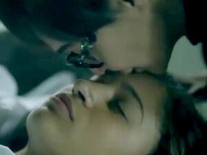 غادة عبد الرازق تبكي الجمهور بمشهد غسل جتمان ابنتها في (ضد مجهول)