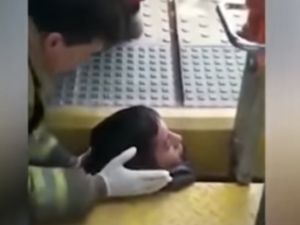 Man whose head was trapped between a train and a platform (Screenshot)
