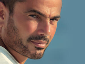 Dance and sing with the uncontested king of Arabic pop 