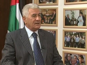 عباس أكال المديح لحزب الله اللبناني
