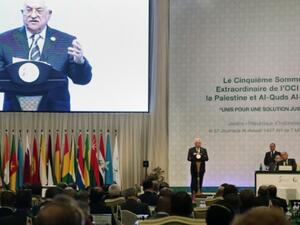 الرئيس الفلسطيني محمود عباس متحدثا امام المؤتمر