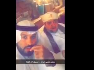 أثار المسن السعودي غضب ناشطين على مواقع التواصل لاعتبار فعله "إهانة للمرأة" - يوتيوب