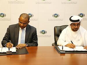 وقع الاتفاقية كل من محمد سيف السويدي، مدير عام صندوق أبوظبي للتنمية، و بابو سي سي وزير الاقتصاد والمالية في حكومة مالي.