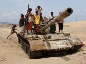مقاتلون من الحراك الجنوبي اليمني يعتلون دبابة في ضواحي مدينة عدن 

