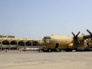 طائرة نقل عسكرية سعودية في مطار عدن الدولي

