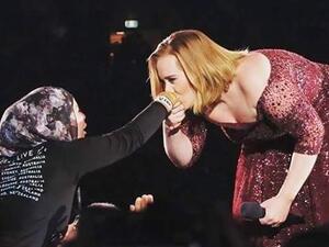 Adele kissing a Muslim fan's hand. (Twitter)