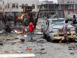 Yemenis inspect the site of a Daesh-claimed suicide car bombing on August 29, 2016. (AFP/Saleh Al-Obeidi)