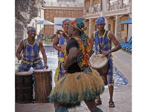 فرقة الطبل الافريقية أصبحت على استعداد لتقديم عروضها الرائعة والمسلية في مناسباتكم الخاصة سواء أقيمت في منتجع وحديقة الإمارات للحيوانات أو في أي مكان آخر.