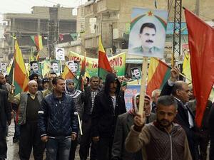 أكراد سوريون في القامشلي يرفعون صور عبد الله أوجلان