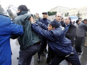 شرطي جزائري يدفع محتجا أثناء مظاهرة في العاصمة الجزائرية 
