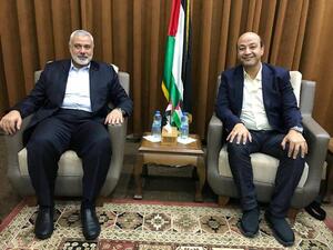 الاعلامي المصري عمرو اديب الى جانب زعيم حماس اسماعيل هنية 