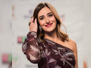 Amina Khalil chose a simple one-piece dress of burgundy color and with One Shoulder (Source: aminakhalilofficial - Instagram)