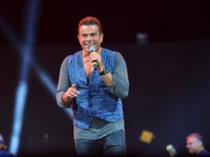 الفنان عمرو دياب من إحدى حفلاته