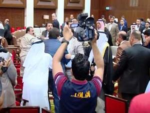 لكمات وتراشق بالكراسي خلال مؤتمر شيوخ الانبار
