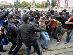 Turkish policemen (L) disperse demonstrators during a protest of pro-secular Turks outside the Parliament in Ankara on April 26, 2016. (AFP/Adem Altan)